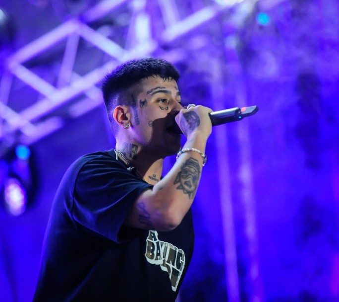 Duki frenó un recital en Córdoba porque a una fan le robaron el celular "Te hago llegar uno nuevo"