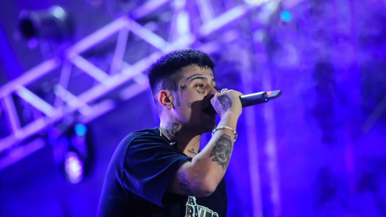 Duki frenó un recital en Córdoba porque a una fan le robaron el celular "Te hago llegar uno nuevo"