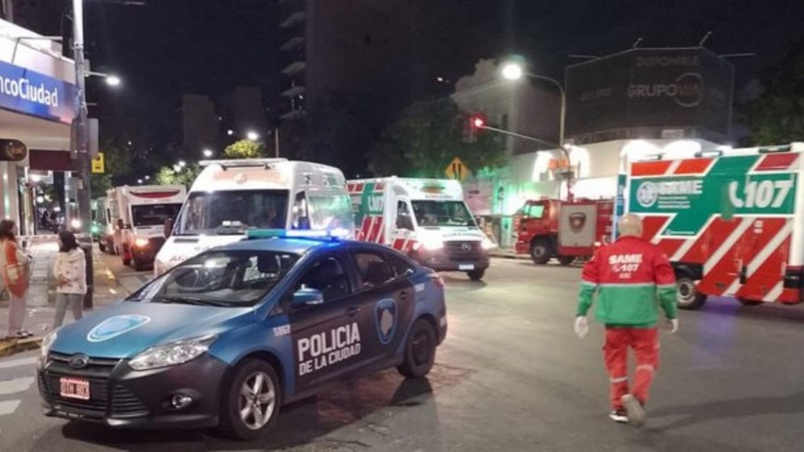 Se derrumbó una casa de 2 pisos en Floresta, hay 2 muertos y 41 heridos