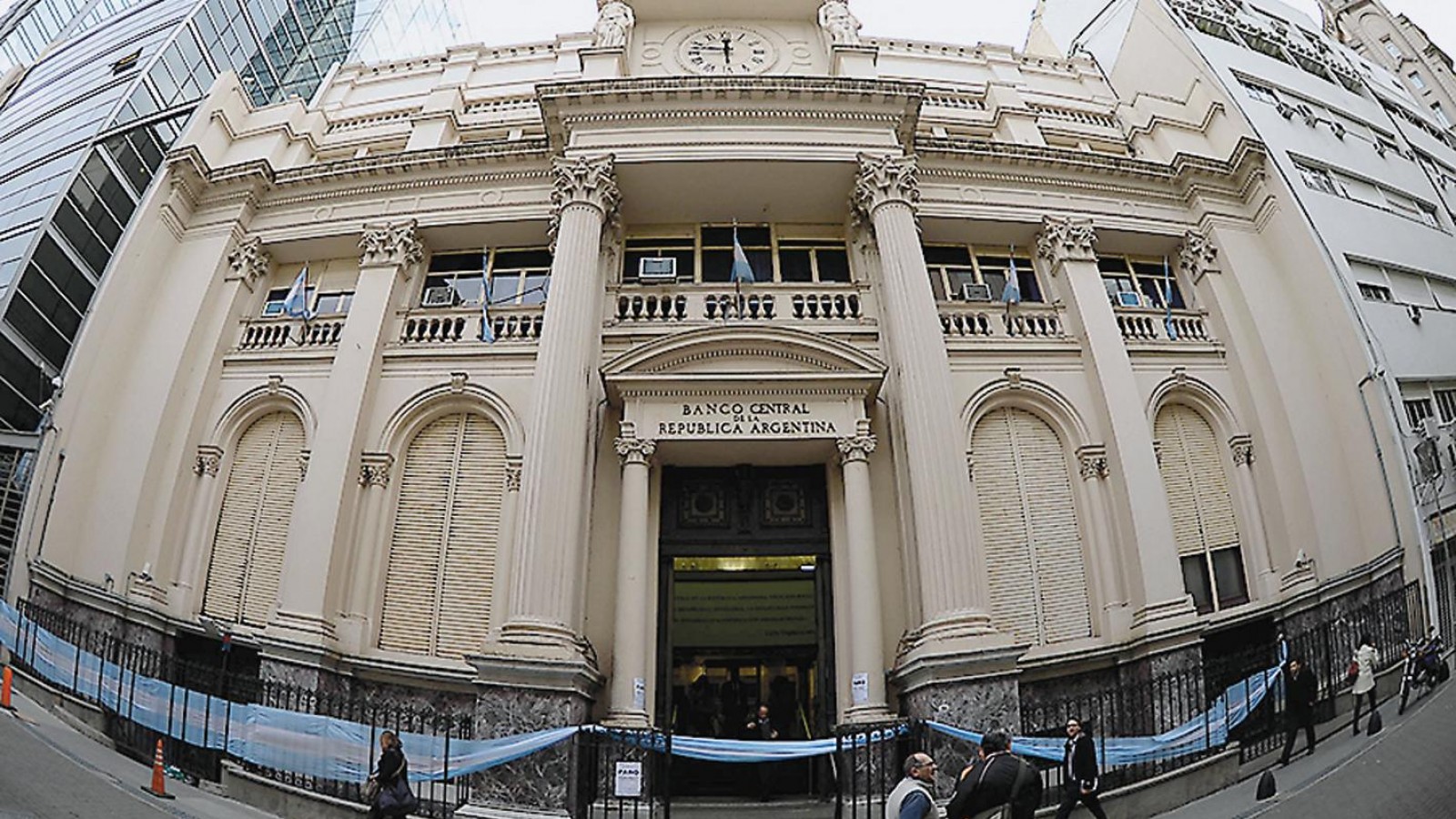 Luego de la intervención del BCRA bajó el dolar blue