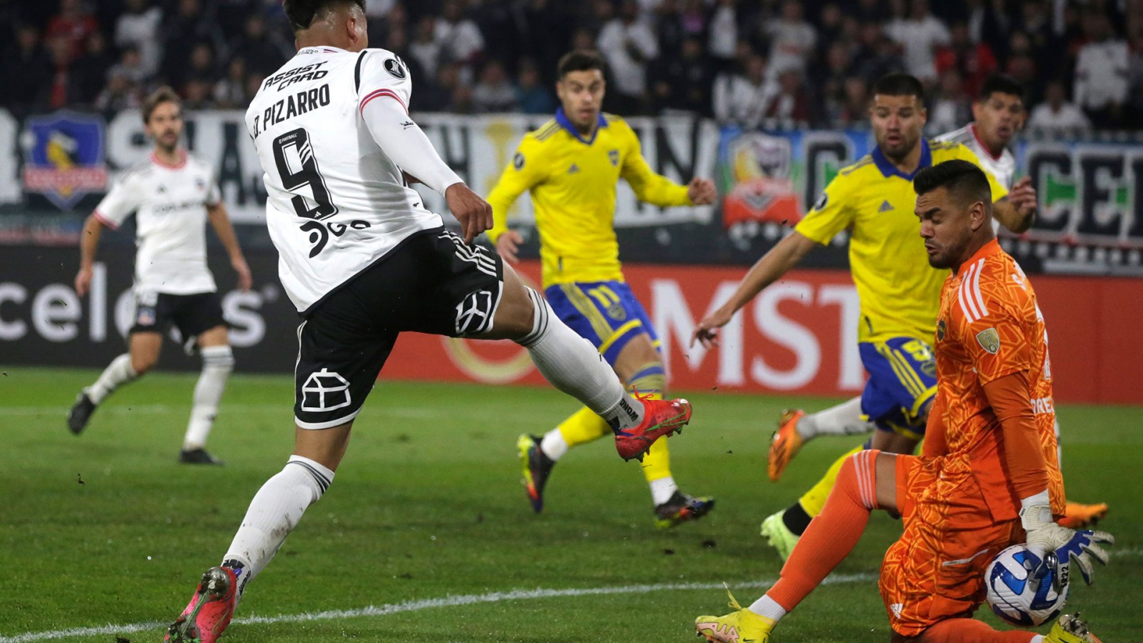 Boca Juniors venció 2 a 0 a Colo Colo en su visita al estadio Monumental David Arellano
