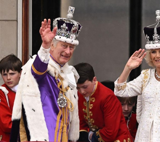 Pese a las protestas, Carlos III fue coronado Rey de Inglaterra