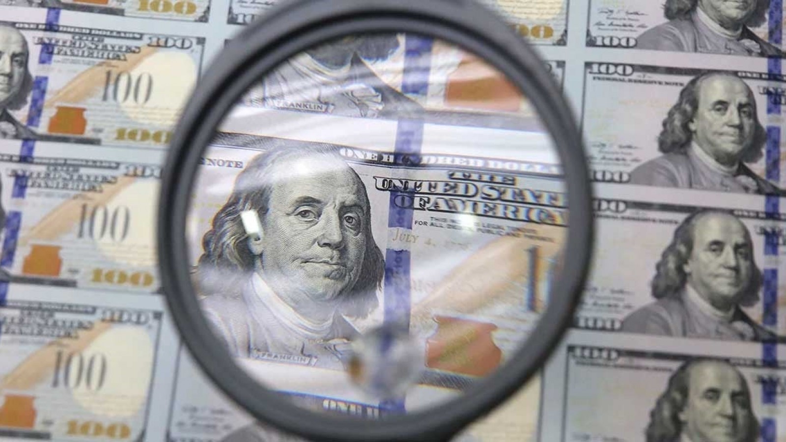 El dólar "blue" arrancó la jornada con una suba de $4 y cotiza a $494