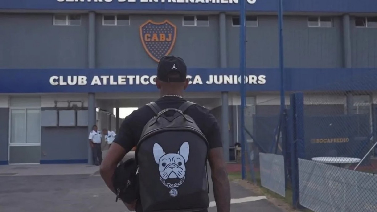 Luego de la condena por violencia de género, autorizaron a Villa a viajar a Colombia