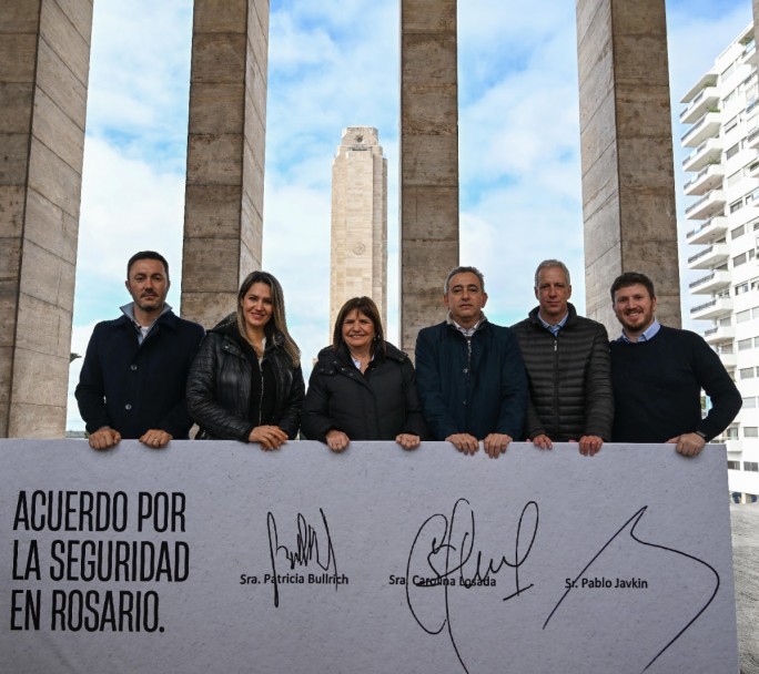 Bullrich, Losada y Javkin prometieron seguridad en Rosario frente al Monumento a la Bandera