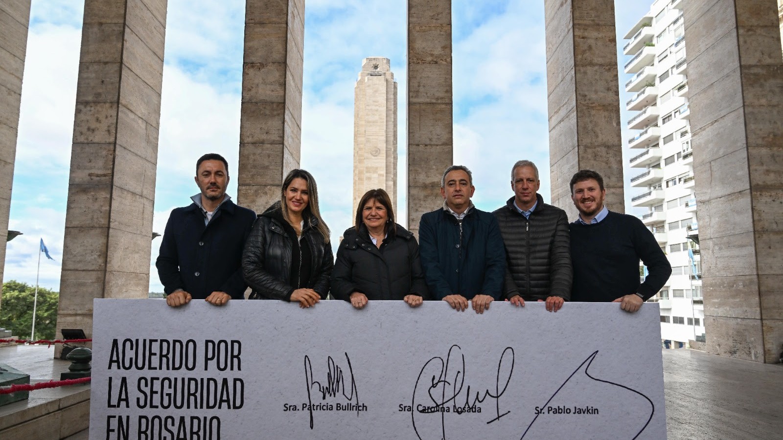 Bullrich, Losada y Javkin prometieron seguridad en Rosario frente al Monumento a la Bandera