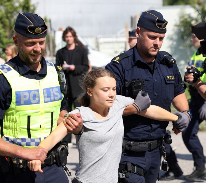 La activista climática Greta Thunberg fue desalojada y maltratada por la Policía