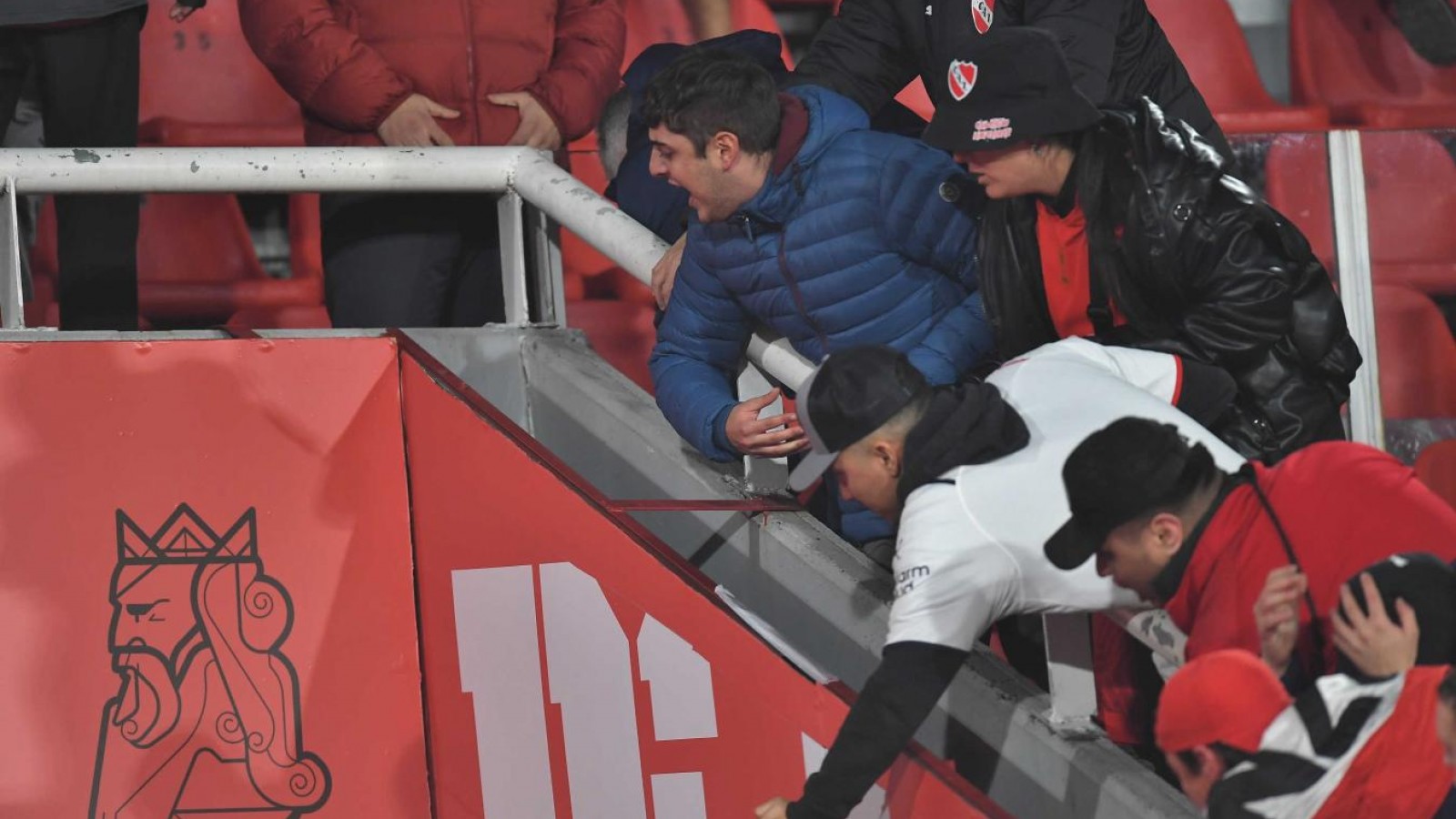 Independiente publicó hoy un comunicado en el que repudió "la injustificada represión policial"