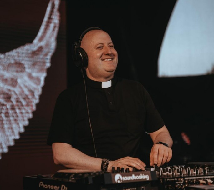 Un cura DJ animó con música electrónica la Jornada Mundial de la Juventud