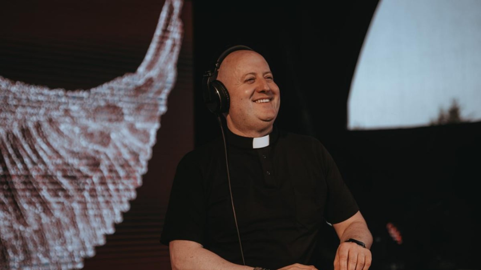 Un cura DJ animó con música electrónica la Jornada Mundial de la Juventud