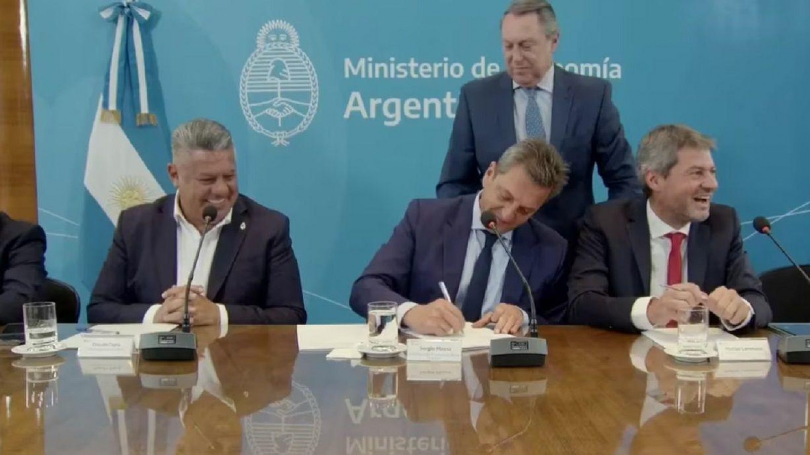 Massa y "Chiqui" Tapia presentaron la sede del partido inaugural del Mundial 2030