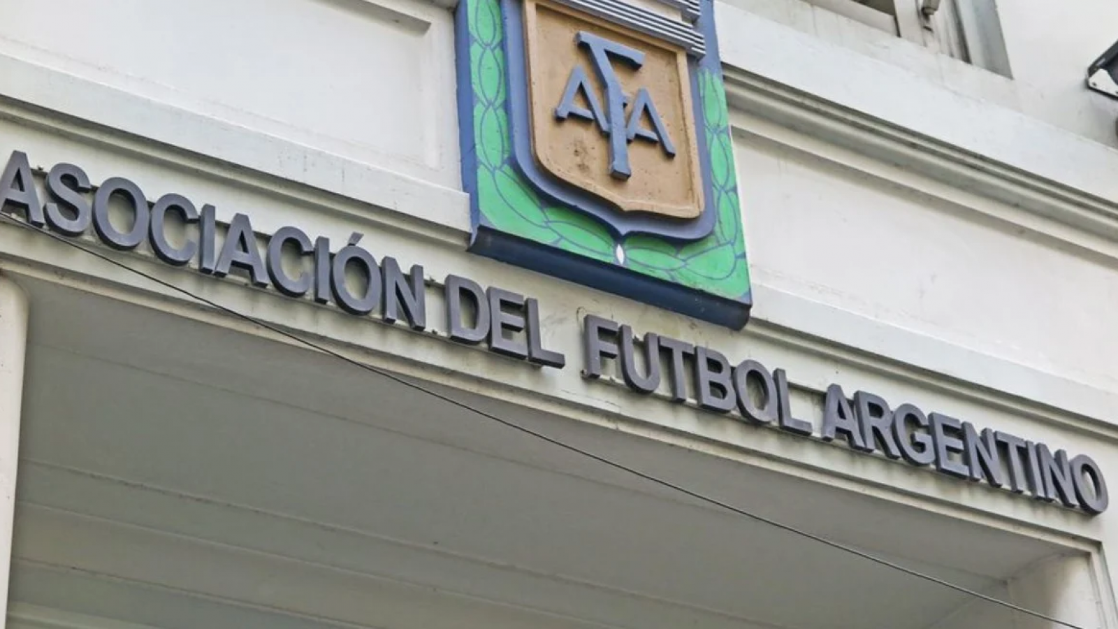 Embargan a la AFA ante el reclamo de un empresario por la organización de amistosos