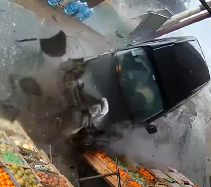 Manejaba borracho, perdió el control y chocó contra el frente de una verdulería en Santa Teresita