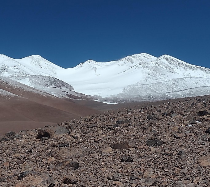 El volcán más alto del mundo está en la Argentina rodeado de un hermoso paisaje natural