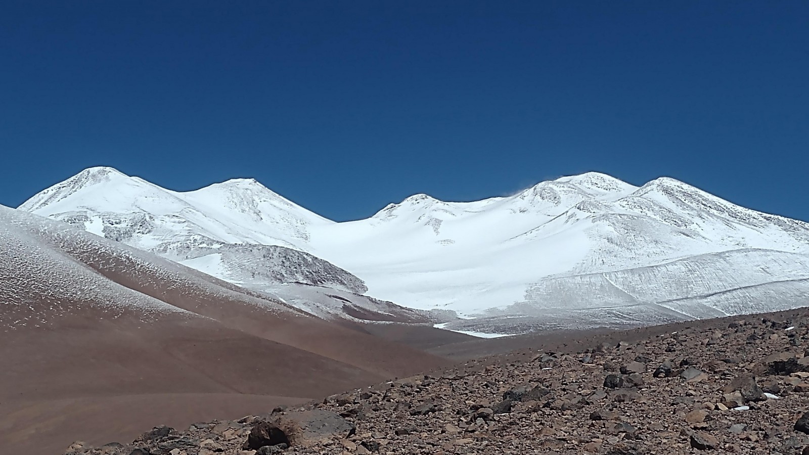 El volcán más alto del mundo está en la Argentina rodeado de un hermoso paisaje natural