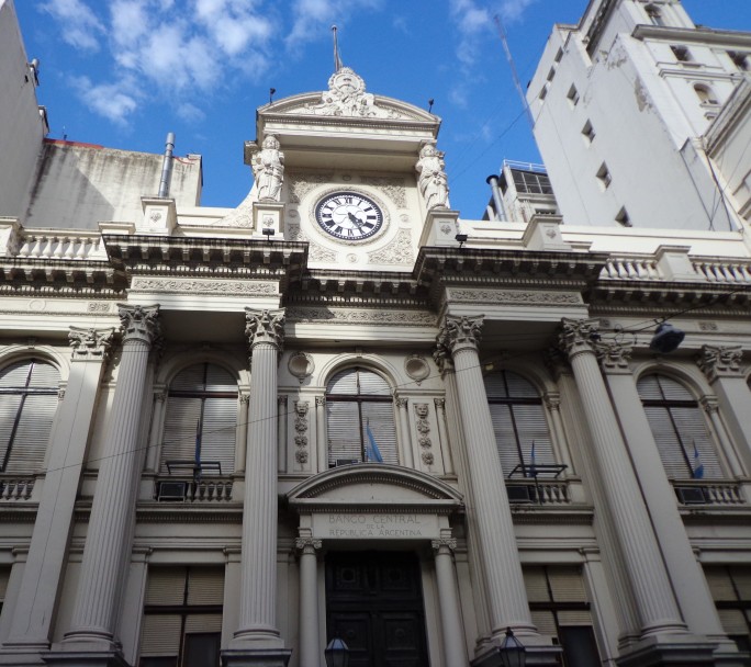 El Banco Central fijó hoy la "regla de conformidad previa" a todas las operaciones