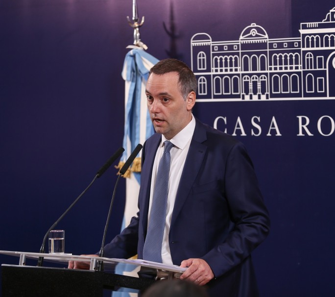 Manuel Adorni: "Vamos a combatir lo que se denomina el empleo militante"