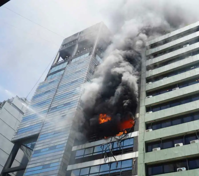 Explosión e incendio al lado de la Secretaría de Trabajo