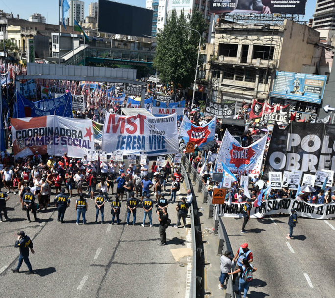 El Gobierno puso a disposición una línea teléfonica para "denunciar intermediarios en planes sociales"