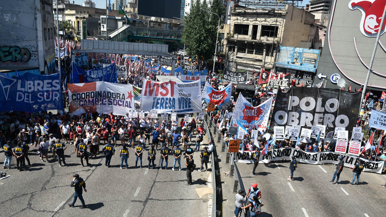 El Gobierno puso a disposición una línea teléfonica para "denunciar intermediarios en planes sociales"