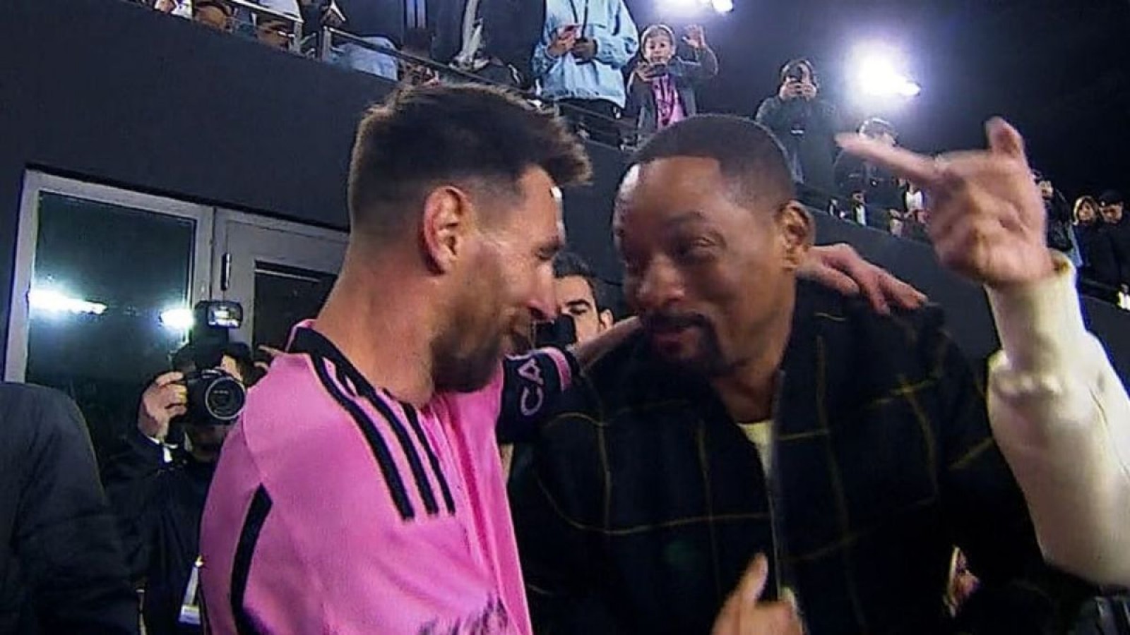 El cálido saludo entre Messi y Will Smith en el debut del Inter Miami en la MLS