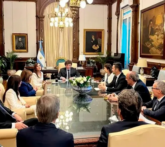 El Presidente Milei se reúne con su gabinete para evaluar el conflicto con las Provincias