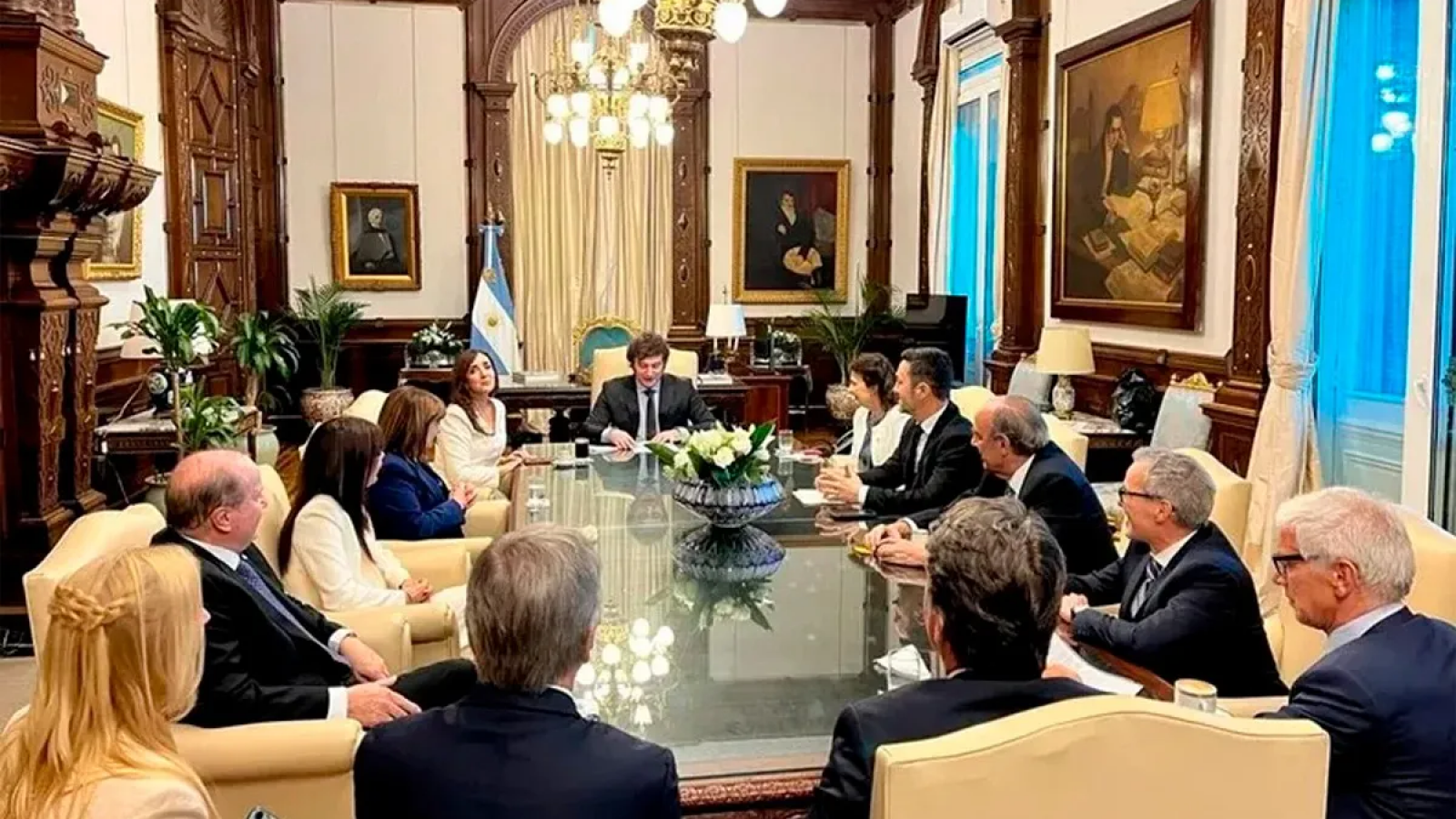 El Presidente Milei se reúne con su gabinete para evaluar el conflicto con las Provincias