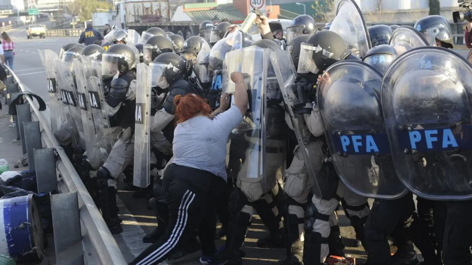 Incidentes entre la Policía y los Piqueteros en las entrada a la Ciudad