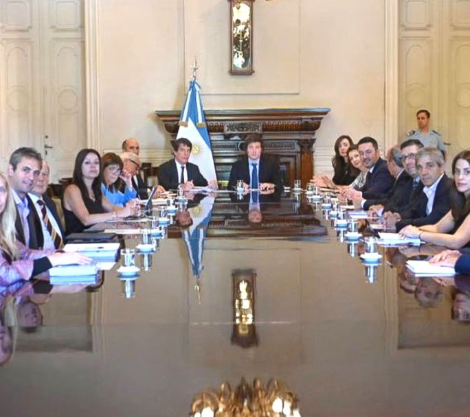 Reunión del equipo del Presidente , estuvieron presentes Menem y Villaruel