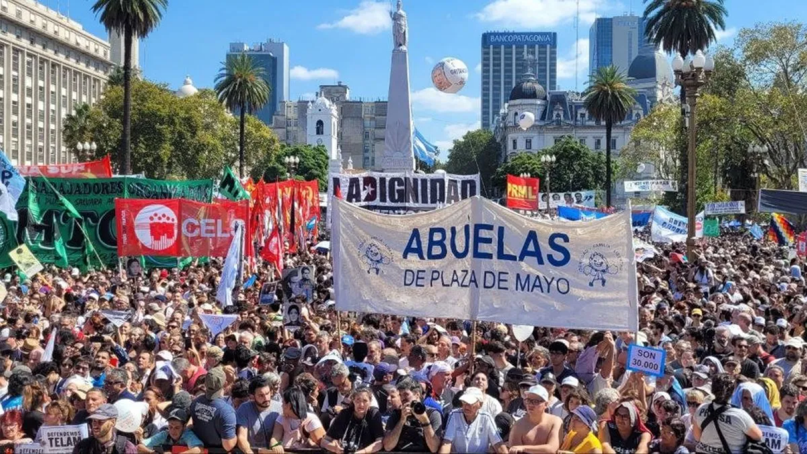 Bajo el lema de: Memoria , Verdad y Justicia más de 400 mil personas coparon la plaza de Mayo