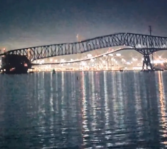 Un carguero impacto y derrumbó un puente en Baltimore EEUU