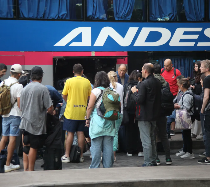 El éxodo del consumo: Argentinos saturan tiendas chilenas en busca de mejores precios