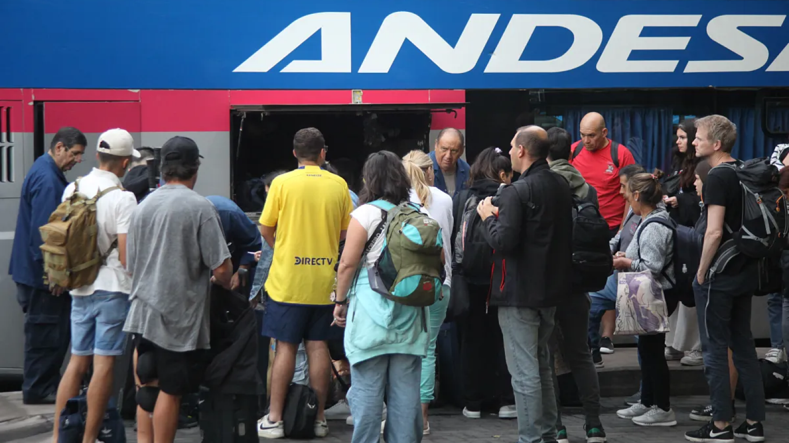 El éxodo del consumo: Argentinos saturan tiendas chilenas en busca de mejores precios