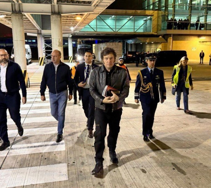 Milei en Miami: Los detalles de la visita a Tesla, su distinción y luego Europa.