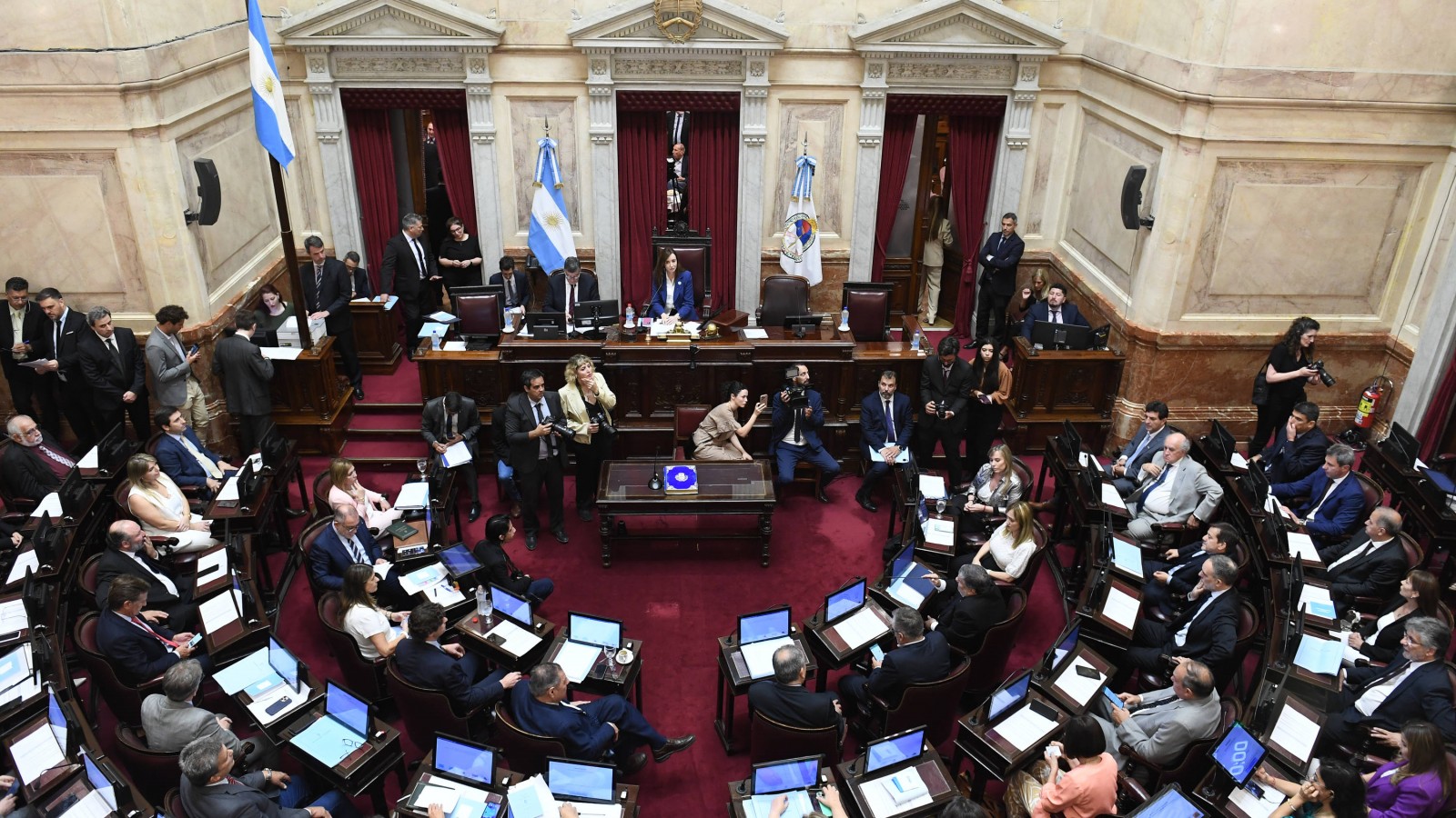 "Escándalo en el Senado: Aumento del 135% en las dietas de los senadores"