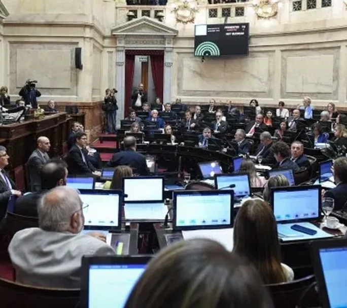 "Escándalo en el Senado: Aumento del 135% en las dietas de los senadores"
