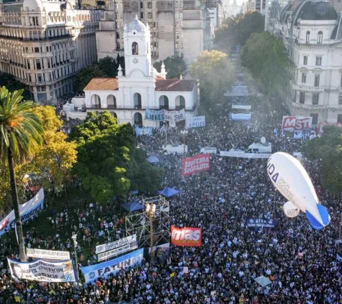 Marcha universitaria: miles de estudiantes, familiares y dirigentes políticos se movilizan hacia la Plaza de Mayo