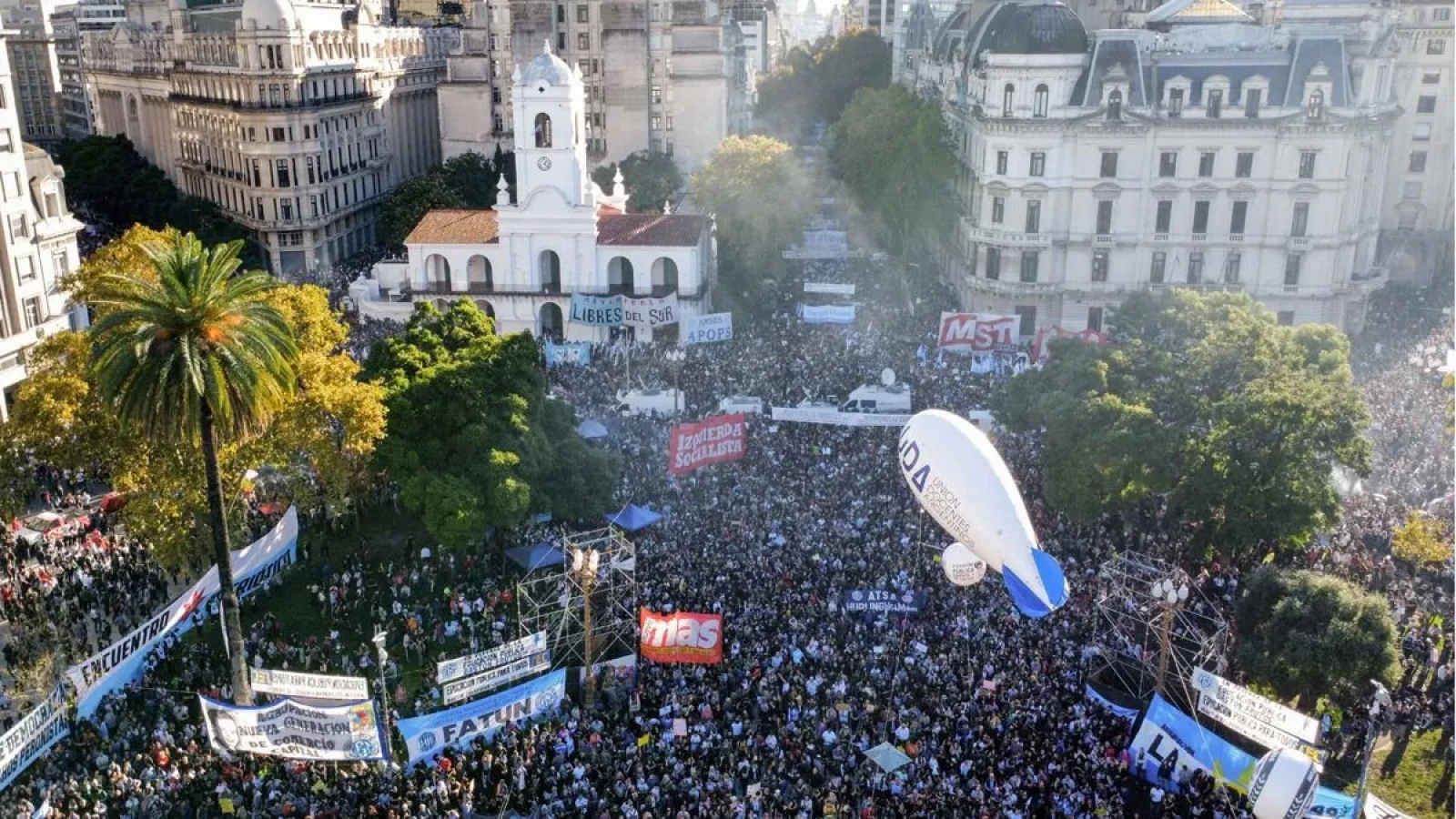 Marcha universitaria: miles de estudiantes, familiares y dirigentes políticos se movilizan hacia la Plaza de Mayo