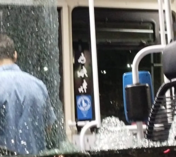 Atacaron 2 colectivos y amenazaron a Pullaro