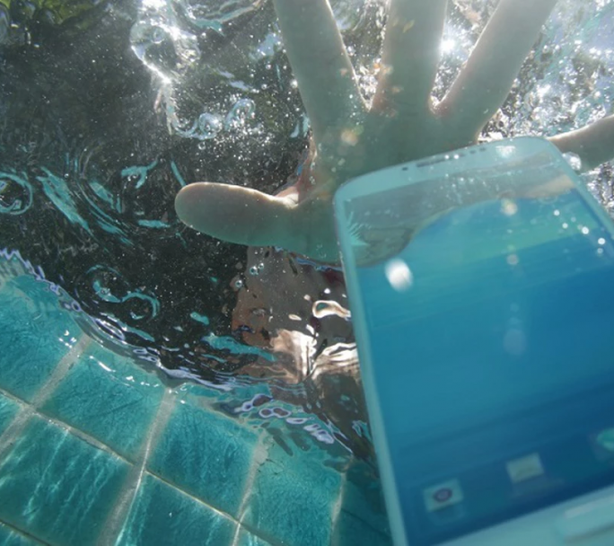 Trucos caseros: qué hacer si se nos cae el celular al agua