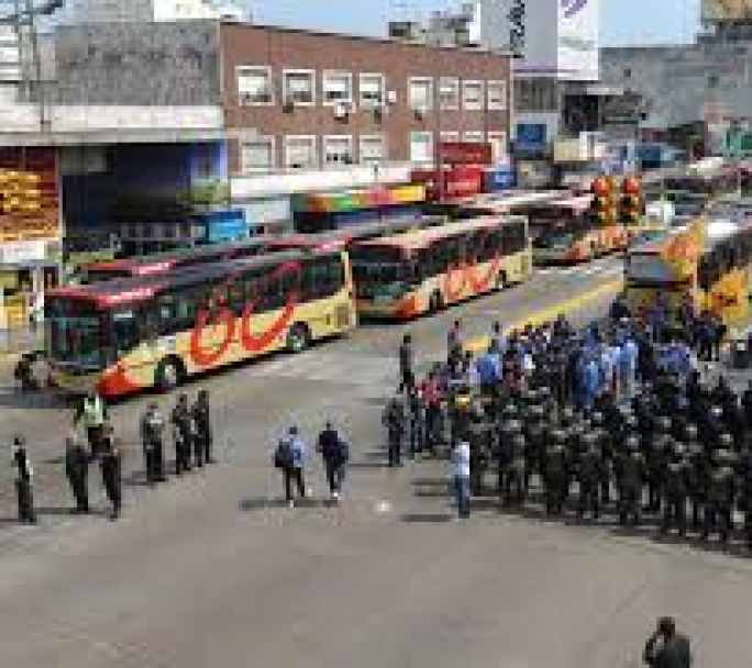 Protesta de los Choferes de la línea 60 corta Avenida Maipú en Saavedra