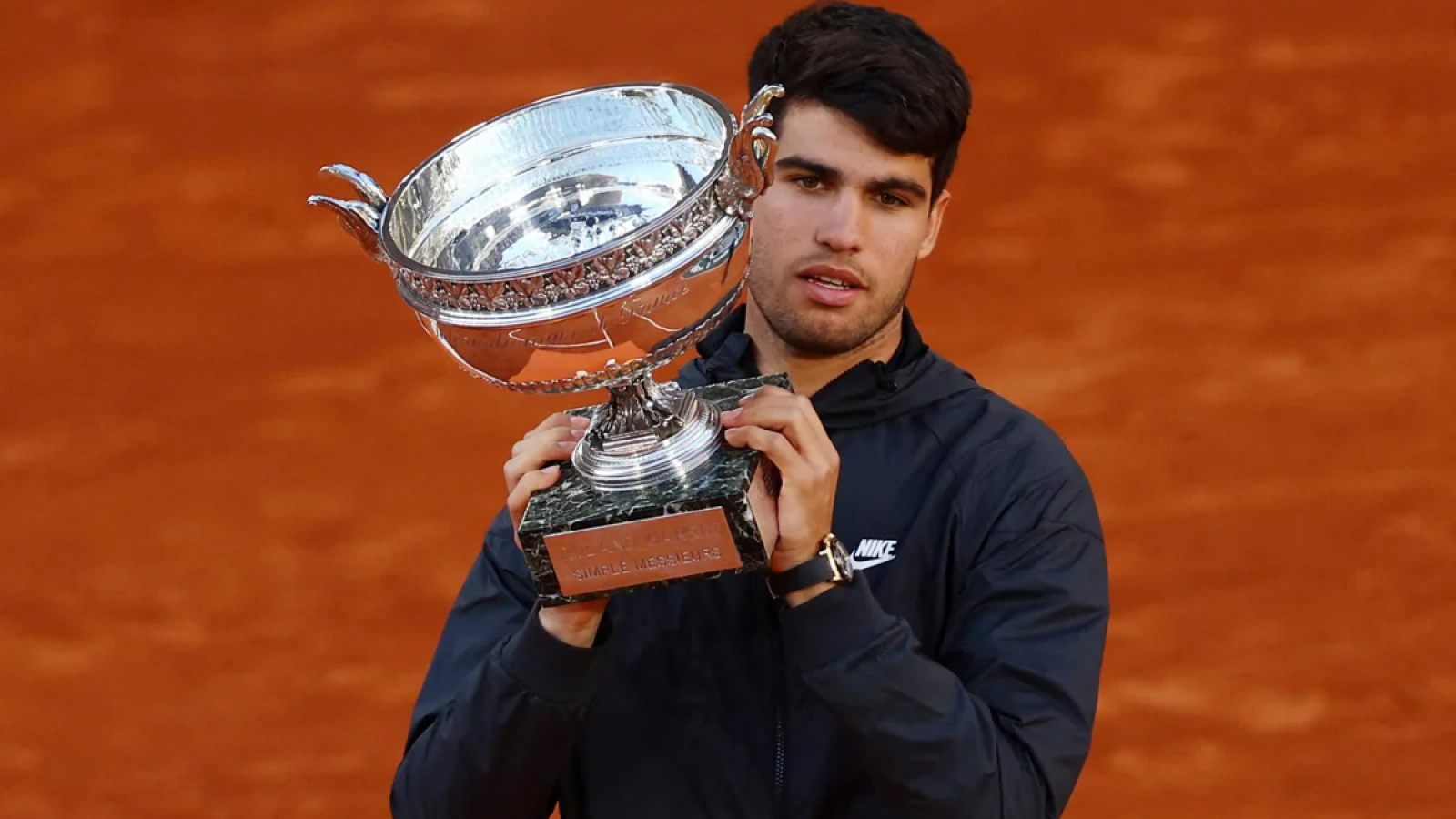 El español Carlos Alcaraz levantó la copa en Roland Garros