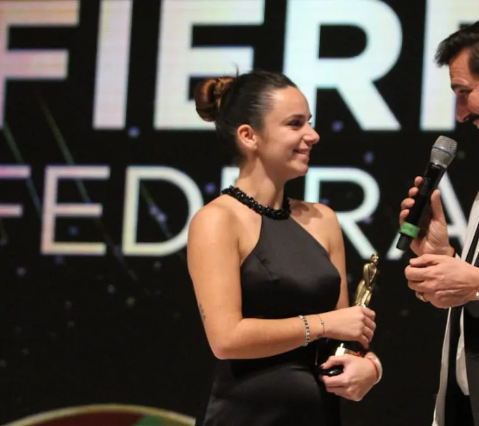 Matias Ale cumplió su promesa y les pidió casamiento a su novia en los Martín Fierro