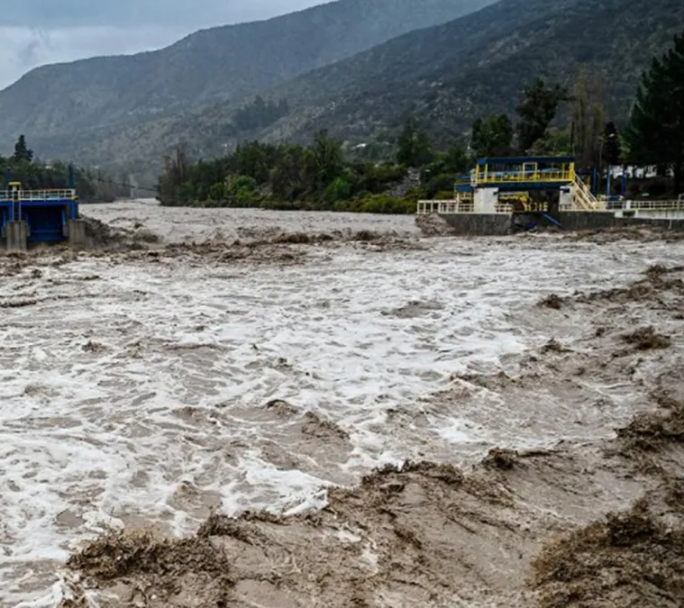 Fuerte temporal en el centro y sur de Chile , un muerto y 4000 damnificados