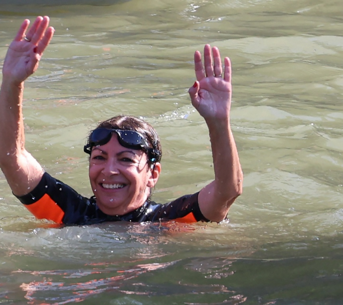 Para hacer frente a las criticas la Alcaldesa de Paris nadó en el Sena