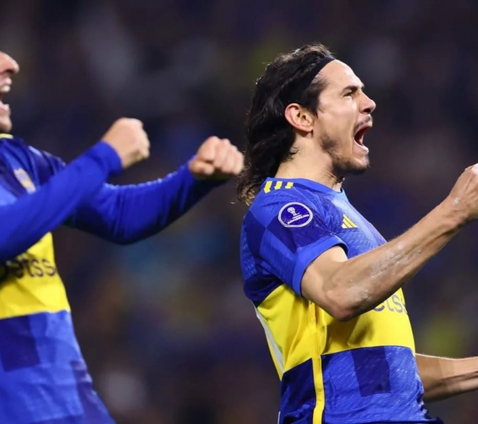 Boca se clasificó a octavos con uno menos y con gol de Cavani