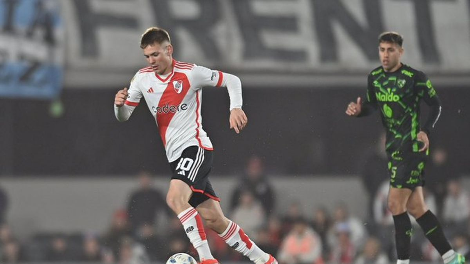 Con mucha actitud y poco fútbol, River le ganó a Sarmiento en el Monumental