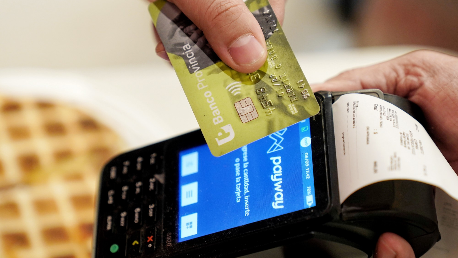 La mayoría de los Argentinos están endeudados y más de la mitad con Tarjetas de Crédito