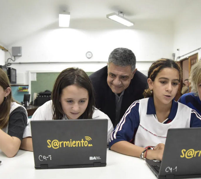 Jorge Macri propone regular el uso de celulares en las aulas para mejorar la atención de los estudiantes