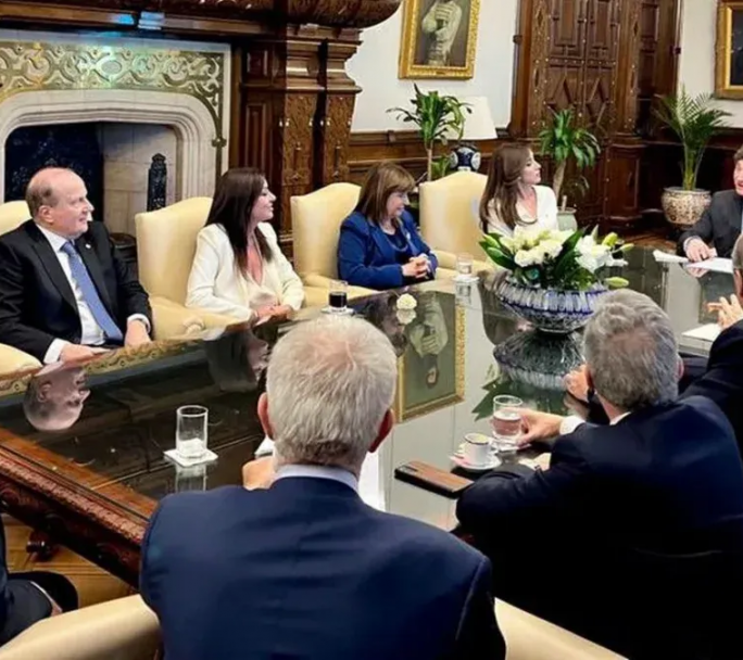 Milei acusa de "estafadores" a senadores por aumento del 6,5% en dietas